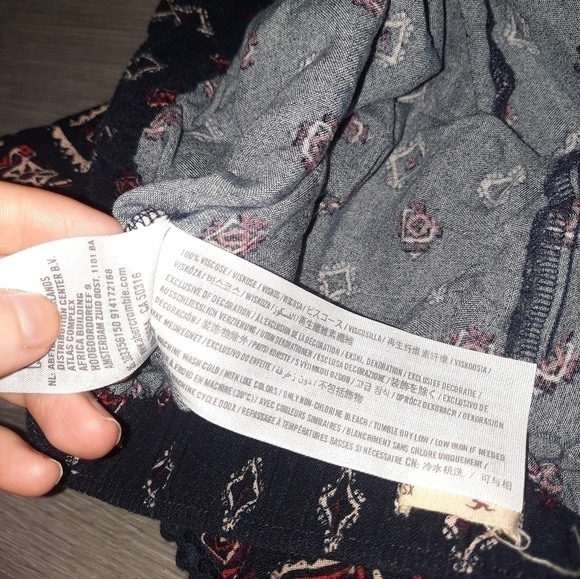 Hollister Geometric Patterned Tassled Shorts - Picture 7 of 7